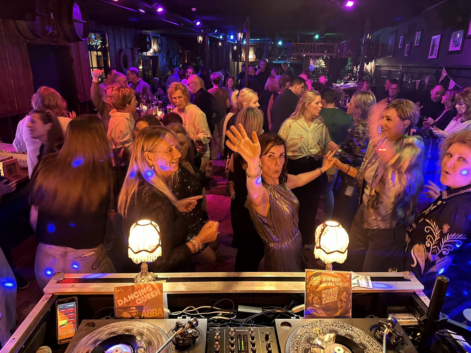 Bruisende dansvloer bij Vinyl Disco Party